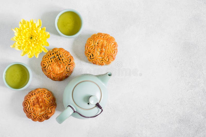 Mooncakes, théière bleue, fleurs jaunes de chrysanthème et tasse de thé vert Nourriture chinoise de festival de mi-automne images stock Mooncakes, théière bleue, fleurs jaunes de chrysanthème et tasse de thé vert Nourriture chinoise de festival de mi-automne images stock