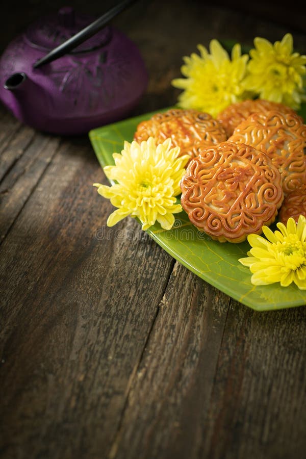 Mooncakes, théière, fleurs jaunes de chrysanthème sur le fond en bois Nourriture chinoise de festival de mi-automne photos libres de droits Mooncakes, théière, fleurs jaunes de chrysanthème sur le fond en bois Nourriture chinoise de festival de mi-automne photos libres de droits