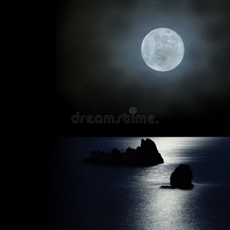 Moonen stiger upp över hav royaltyfri bild Moonen stiger upp över hav royaltyfri bild