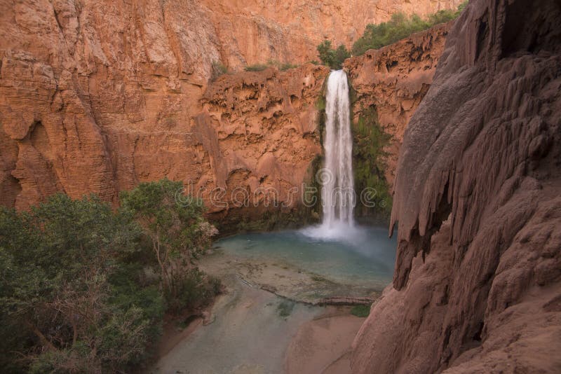 Mooney cai na luz da manhã, reserva indiana de Supai, o Arizona imagens de stock Mooney cai na luz da manhã, reserva indiana de Supai, o Arizona imagens de stock