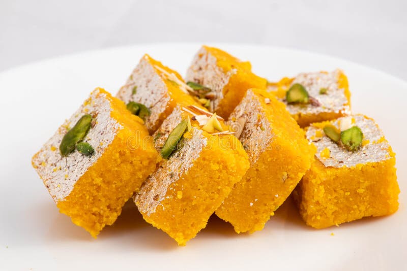 Moong dal burfi oder meetha mung daal barfi barfee ist lecker indischen mithai genossen auf festivals wie diwali holi navaratri pu lizenzfreie stockfotografie