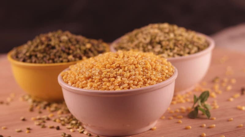 Moong verte dal et haricot mung vert avec un daal moong jaune très sain sur la table les lentilles les meilleures et les plus sain banque de vidéos
