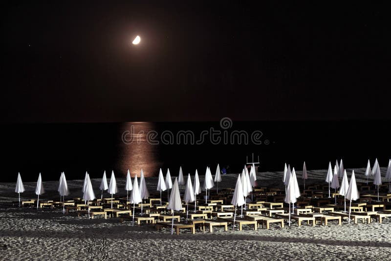 Moonlit ноча на пляже