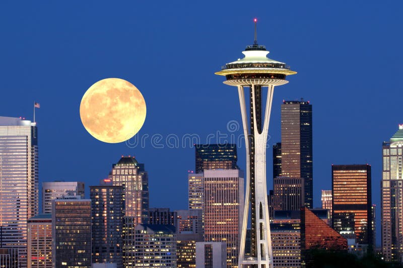 Moonrise over Seattle van de binnenstad royalty-vrije stock foto's Moonrise over Seattle van de binnenstad royalty-vrije stock foto's