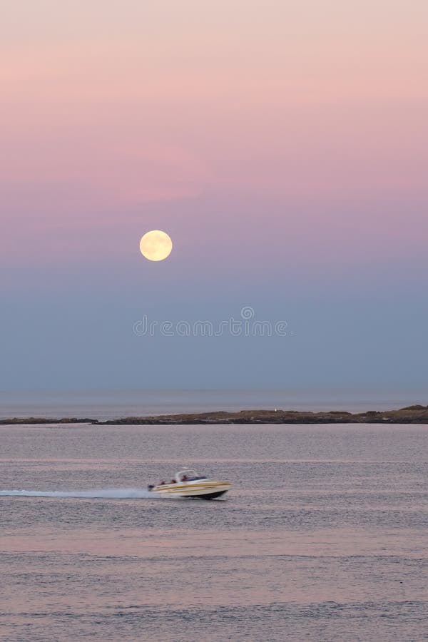 Moonrise över Stilla havet arkivbilder Moonrise över Stilla havet arkivbilder