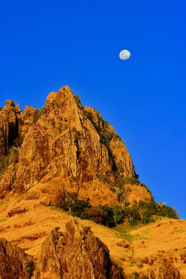 Moonrise über Batinareba-Spitze, Fidschi lizenzfreies stockbild Moonrise über Batinareba-Spitze, Fidschi lizenzfreies stockbild