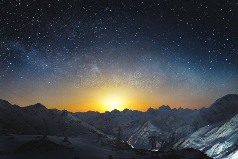 Moonset w górach przy nocą z horyzontalnym milky sposobem na niebie Śniegi zakrywający szczyty góry przy nocą zdjęcie stock Moonset w górach przy nocą z horyzontalnym milky sposobem na niebie Śniegi zakrywający szczyty góry przy nocą zdjęcie stock