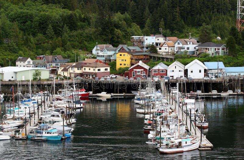 Hogares De Alaska Que Pasan Por Alto El Agua En Ketchikan Foto de