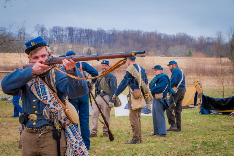 MOORPARK, USA - APRIL, 18, 2018: Die Ansicht des blonden Soldaten ein Gewehr in seinem halten übergibt bereites, die Darstellung stockbild MOORPARK, USA - APRIL, 18, 2018: Die Ansicht des blonden Soldaten ein Gewehr in seinem halten übergibt bereites, die Darstellung stockbild