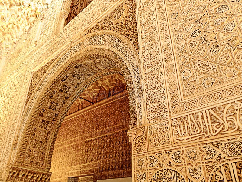 Moorse Kunst Binnen Alhambra in Granada Stock Foto Image of goud