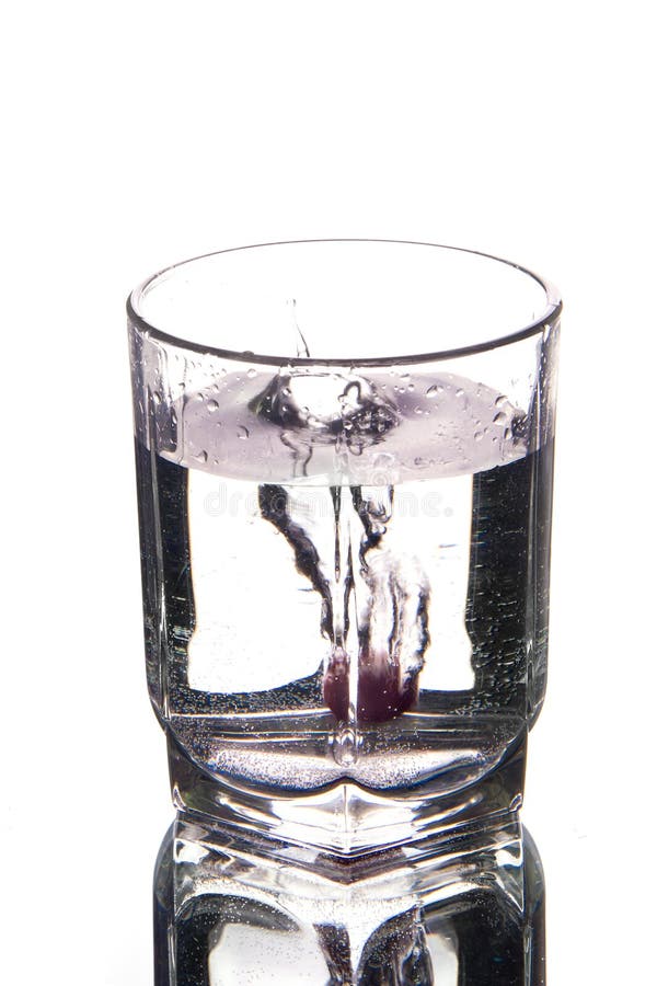 Moosbeere in einem Glas Wasser stockfotografie
