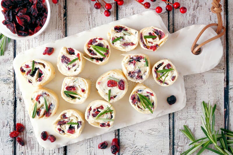 Moosbeere, Frischkäserollen-obenaperitifs, Draufsicht über eine weiße Servierplatte lizenzfreies stockfoto