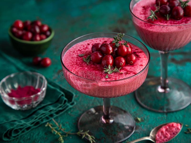 Moosbeerkremeisnachtisch im Glas war mit frischer Beere und Thymus stockfotografie