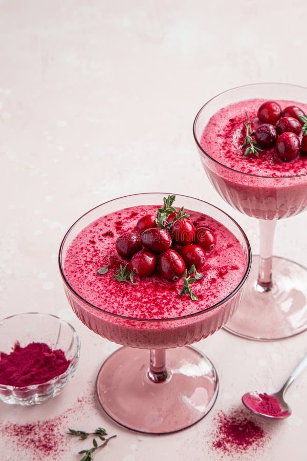 Moosbeerkremeisnachtisch im Glas war mit frischer Beere und Thymus lizenzfreies stockfoto