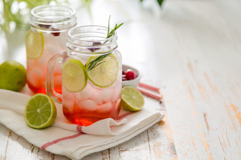 Moosbeerlimonade im Glasgefäß stockfotos