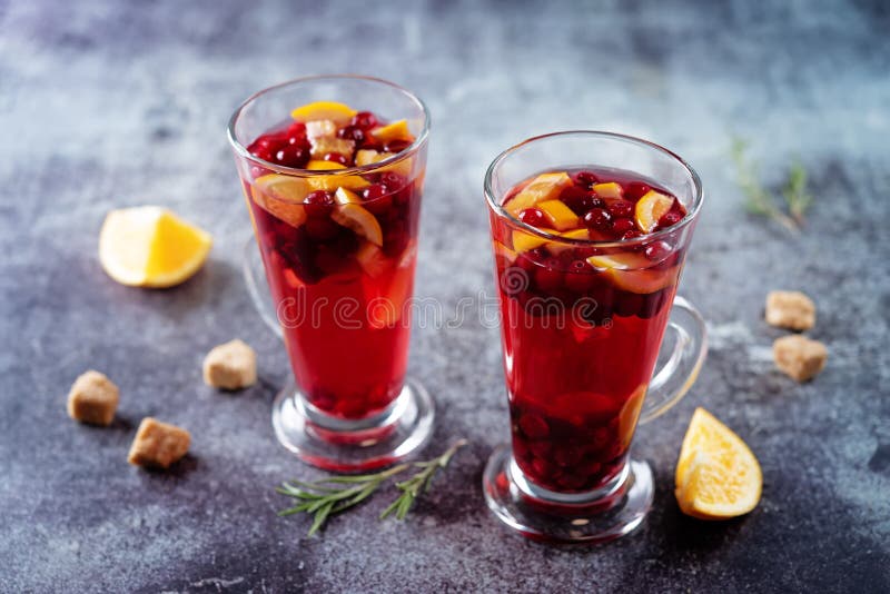 Moosbeerorange Sangria in einem Glas lizenzfreie stockfotos