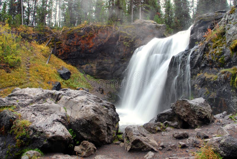 Piccola cascata vicino al sud park porte del parco nazionale di Yellowstone.