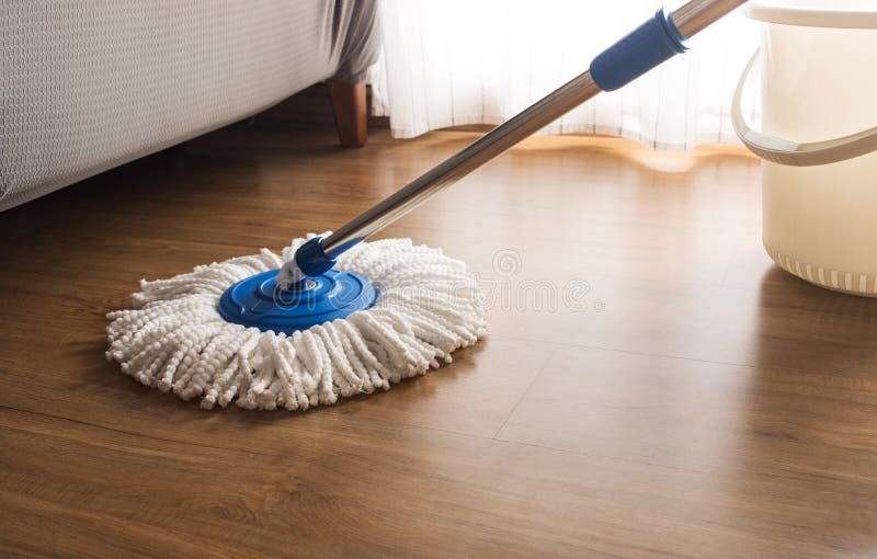 Moppreinigung auf Bretterboden lizenzfreie stockfotos Moppreinigung auf Bretterboden lizenzfreie stockfotos