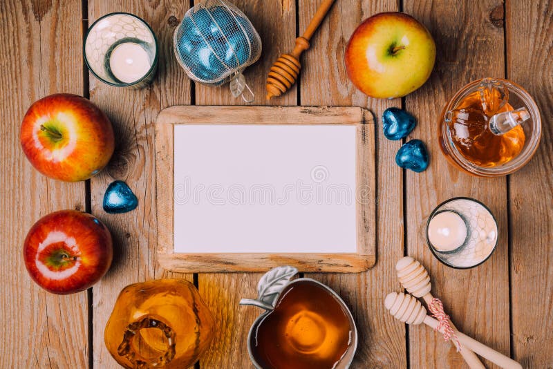 Moquerie juive d'affiche de Rosh Hashana de vacances vers le haut de calibre avec du miel et des pommes sur la table en bois Vue photographie stock Moquerie juive d'affiche de Rosh Hashana de vacances vers le haut de calibre avec du miel et des pommes sur la table en bois Vue photographie stock
