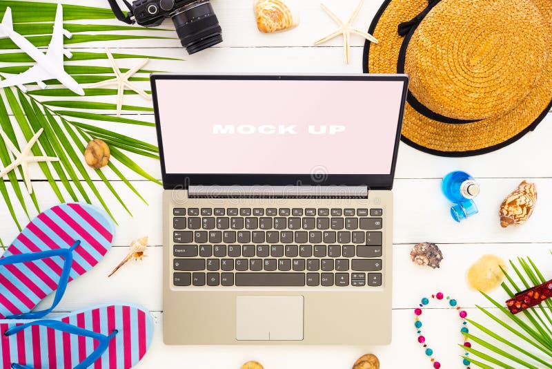Moquerie vers le haut d'affichage d'ordinateur portable sur la table en bois blanche pour le concept de vacances de vacances d'ét photos stock Moquerie vers le haut d'affichage d'ordinateur portable sur la table en bois blanche pour le concept de vacances de vacances d'ét photos stock