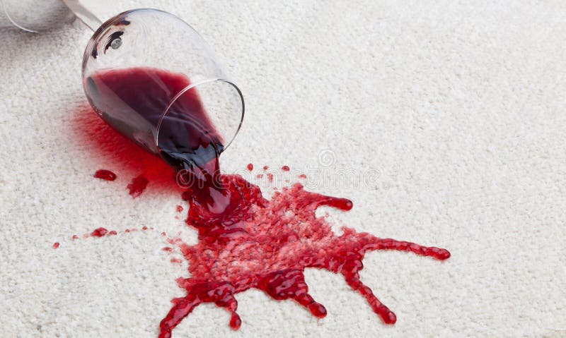 Moquette sporca di vetro del vino rosso.