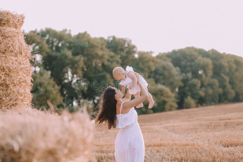Mor, liten dotter, vit klänningsfältsugga royaltyfri fotografi