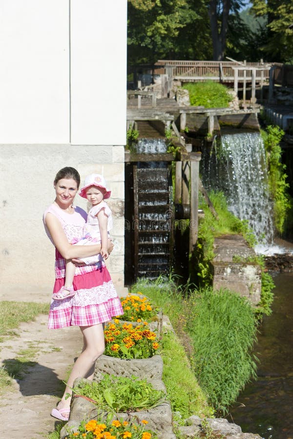 Mor med sin dotter vid vattenbruket i ratiborice ctjecrepub royaltyfri bild