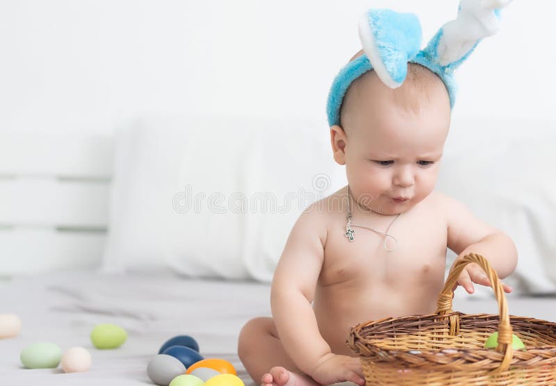 Mor och barn med färgade ägg. mamma och barn med knivöron. förälder och barn spelar inomhus på våren. familj royaltyfri foto