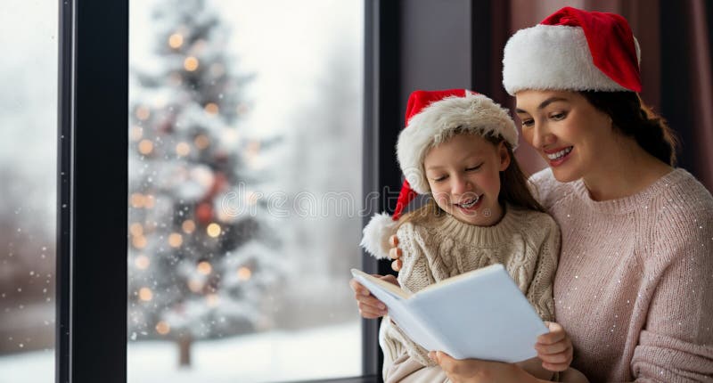 Mor och dotter som läser en bok royaltyfri foto