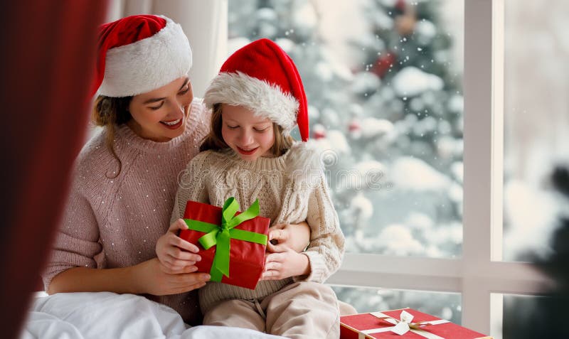 Mor och dotter utbyter gåvor arkivbild