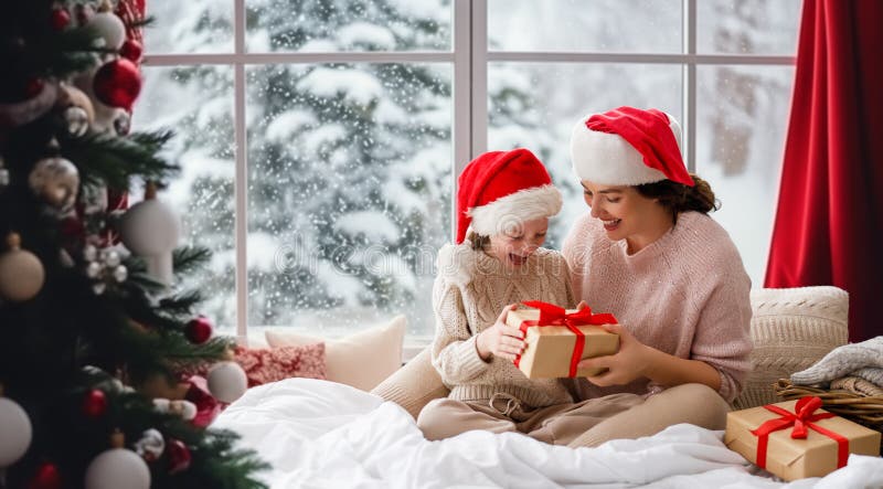 Mor och dotter utbyter gåvor royaltyfria bilder