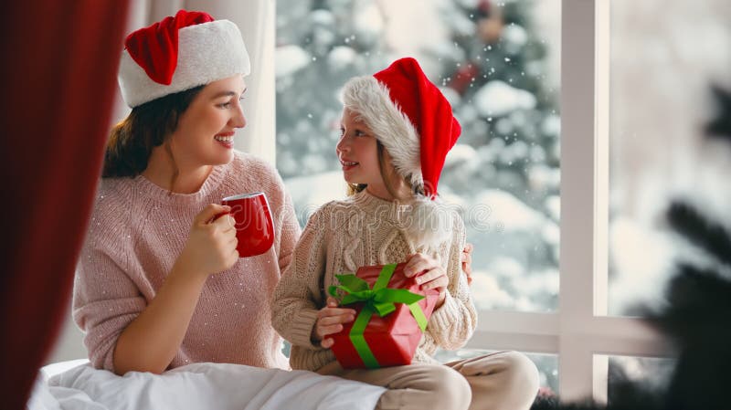 Mor och dotter utbyter gåvor royaltyfri foto