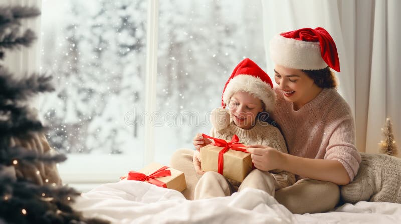 Mor och dotter utbyter gåvor arkivfoto