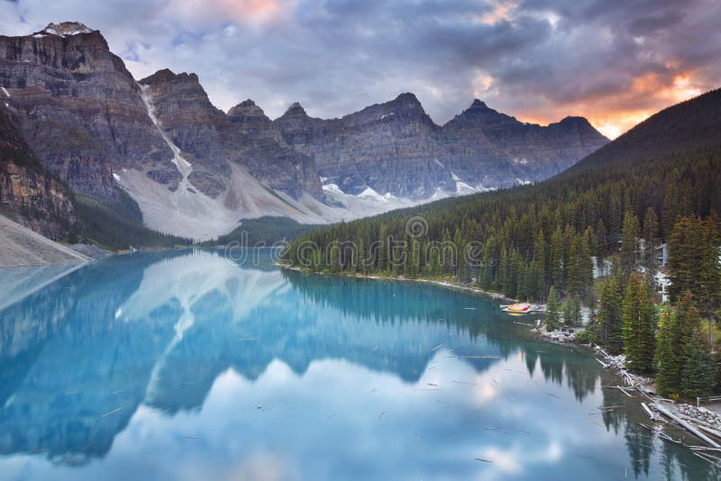 Moraine Lake at sunrise, Banff National Park, Kanada arkivfoto Moraine Lake at sunrise, Banff National Park, Kanada arkivfoto