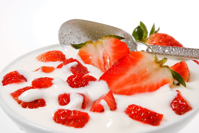 Morango com creme e colher fotografia de stock royalty free Morango com creme e colher fotografia de stock royalty free