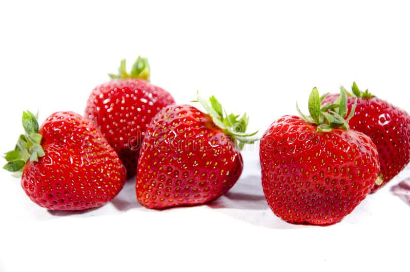 Morango doce super; s com partes superiores verdes fotografia de stock royalty free