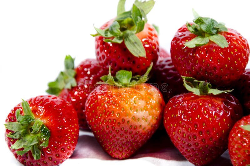 Morango doce super; s com partes superiores verdes imagens de stock