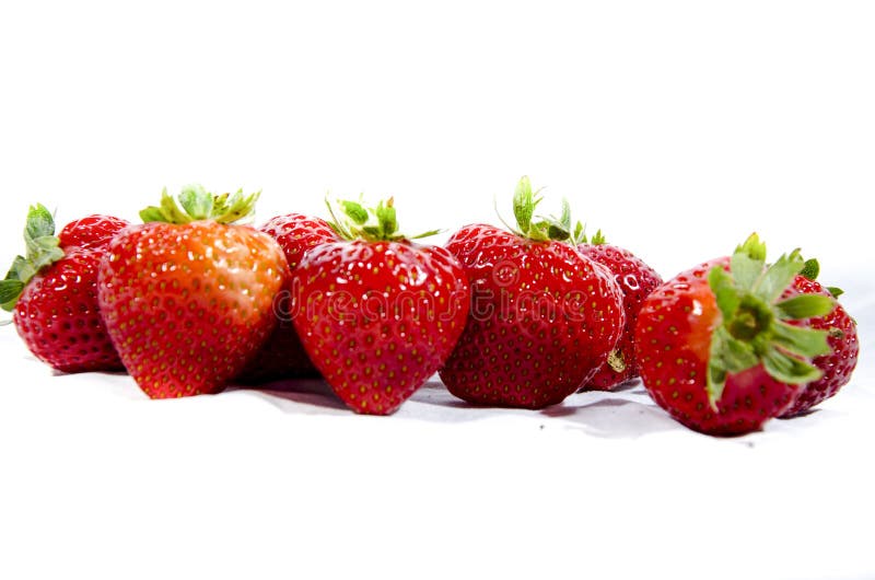Morango doce super; s com partes superiores verdes imagem de stock royalty free