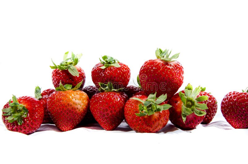 Morango doce super; s com partes superiores verdes imagens de stock royalty free
