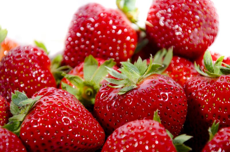 Morango doce super; s com partes superiores verdes fotos de stock