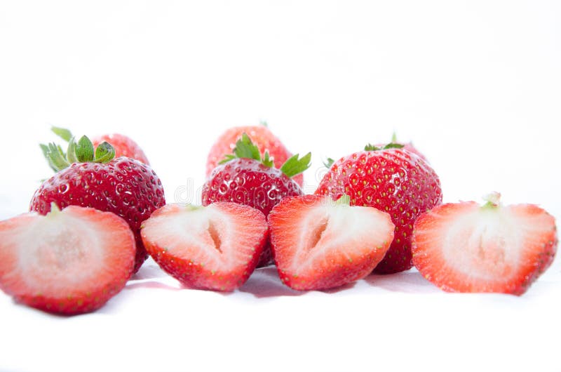 Morango doce super; s com partes superiores verdes imagem de stock