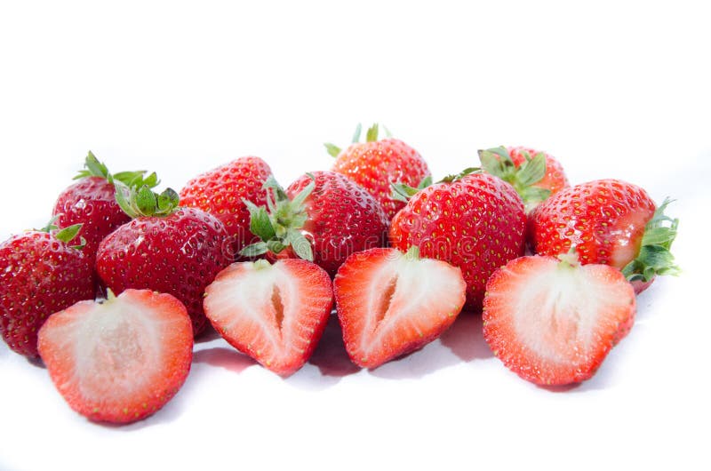 Morango doce super; s com partes superiores verdes imagens de stock royalty free