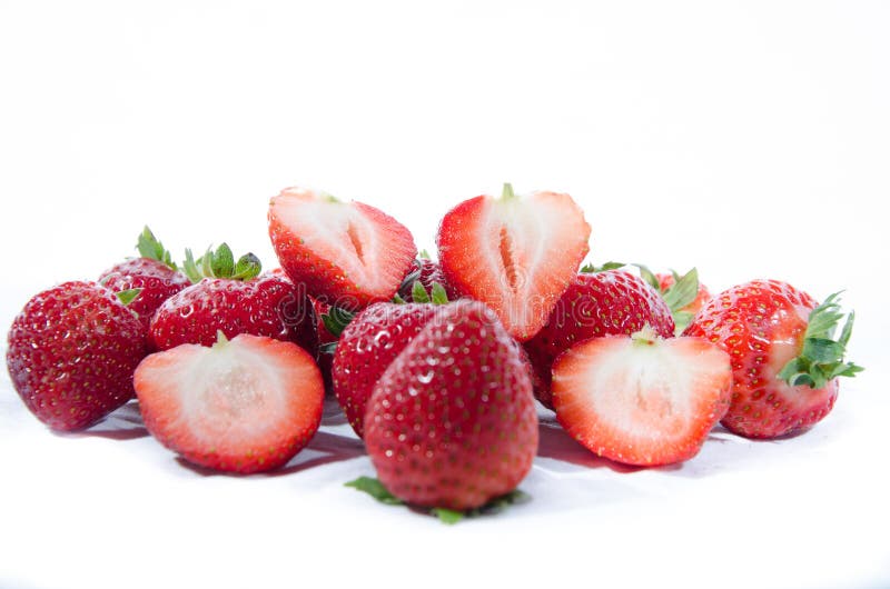 Morango doce super; s com partes superiores verdes fotos de stock royalty free