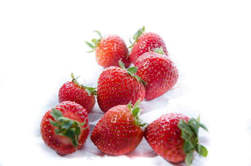 Morango doce super; s com partes superiores verdes foto de stock