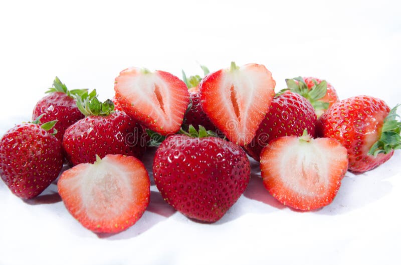 Morango doce super; s com partes superiores verdes com exibição dois fora imagem de stock royalty free