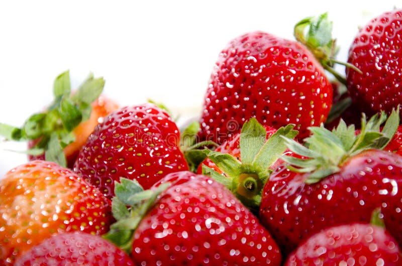 Morango doce super vermelha; s com partes superiores verdes imagens de stock