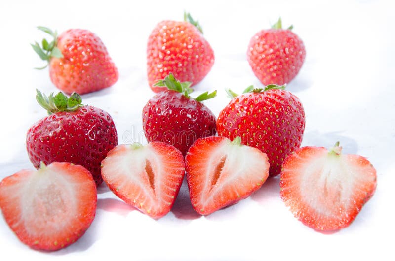 Morango doce super vermelha; s com partes superiores verdes imagens de stock