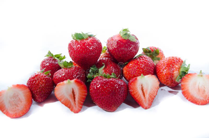 Morango doce super vermelha; s com partes superiores verdes fotos de stock royalty free