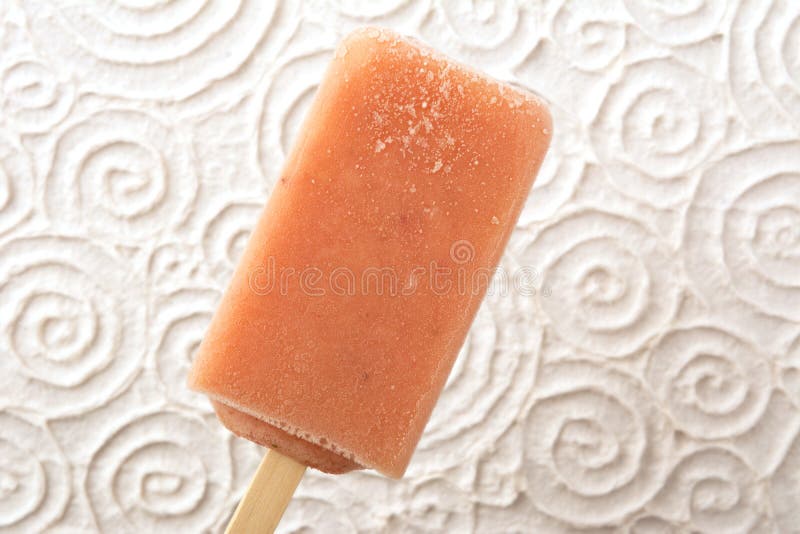 Morango, laranja, abacaxi, close up do picolé do fruto da manga foto de stock Morango, laranja, abacaxi, close up do picolé do fruto da manga foto de stock