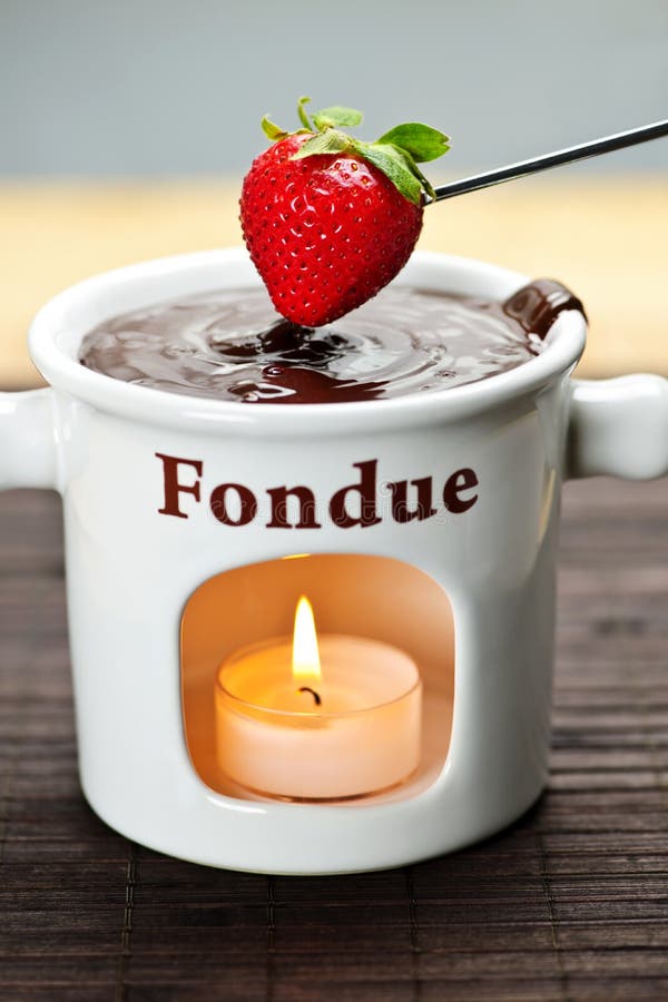 Morango mergulhada no fondue de chocolate imagens de stock royalty free Morango mergulhada no fondue de chocolate imagens de stock royalty free